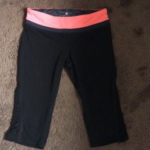 Cropped black sports leggings.